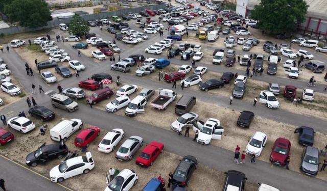 Bayram öncesi Bursa oto pazarında yoğunluk