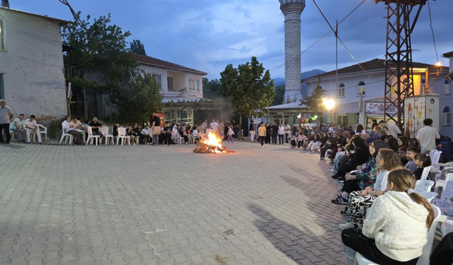 Yunan askerine geçit vermeyen dedelerini andılar