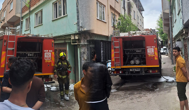 Bursa'da korkutan yangın! Çatı katı alevlere teslim oldu