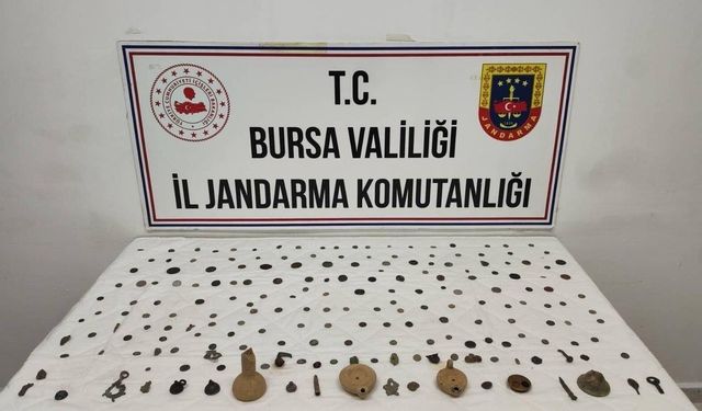 Bursa Gemlik'te tarihi eser kaçakçılarına operasyon: Roma ve Bizans dönemine ait 202 parça ele geçirildi