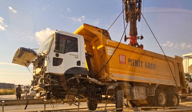 Bursa'da hafriyat kamyonu refüje çıktı, trafik durma noktasına geldi