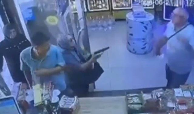 Boşanma aşamasındaki eşinin vurmak istediği adam silah tutukluk yapınca kurtuldu