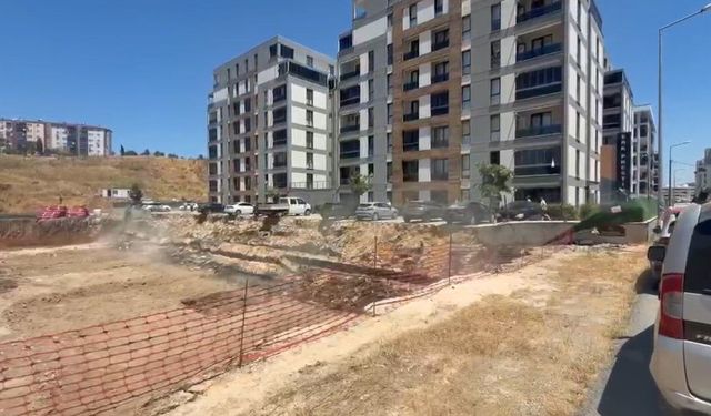 Bursa Nilüfer’de istinat duvarı çöktü, site sakinleri zamanla yarıştı