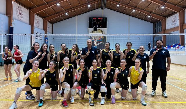 İnegöl Seçkin Spor Kulübü’nden ilk yılında çifte şampiyonluk
