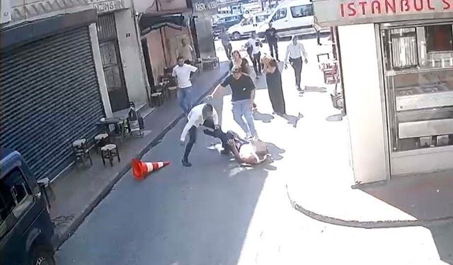 Beyoğlu'nda sarkıntılık iddiası kanlı bitti: Tekme, tokat ve dubayla dövülen şahıs bıçaklandı