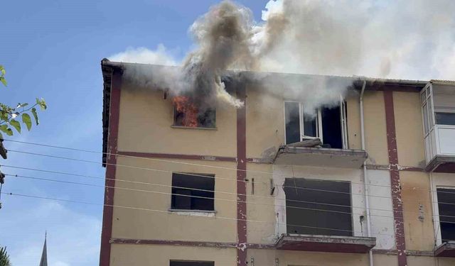 Çanakkale'de boş apartmanda çıkan yangın korkuttu