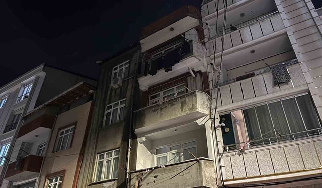 Esenyurt'ta 3 katlı binanın çatısı alev alev yandı
