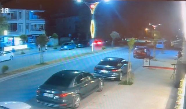 Kontrolden çıkan otomobil park halindeki araçlara çarptı: O anlar kamerada