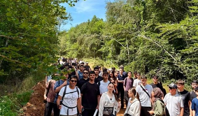 Körfez'de gençler doğa yürüyüşünde buluştu