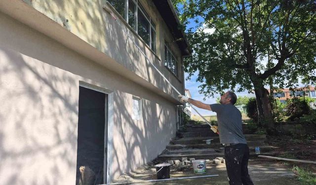 Milli Eğitim Şube Müdürü Yıldırım, okulun boya ve tadilatını kendi elleriyle yaptı