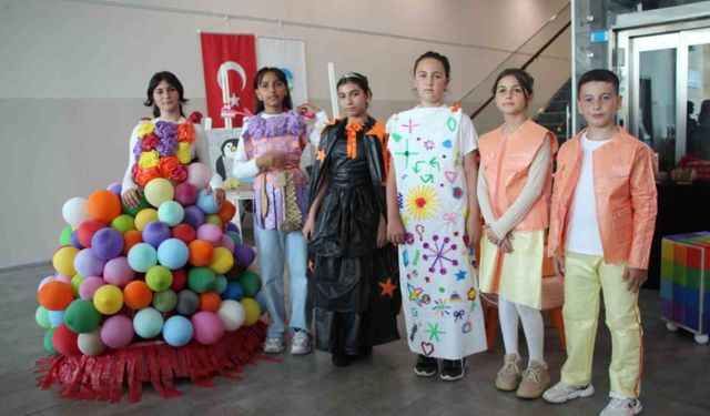 Minik öğrenciler, atıkları kıyafete ve sanat eserine dönüştürüp sergiledi
