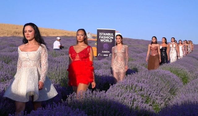 Mor tarlalarda podyum kuruldu, lavantalar arasında renkli defile