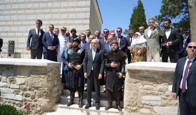 TBMM Başkanı Kurtulmuş Gelibolu'da: Gazi Süleyman Paşa Türbesi'nde Alplerin nöbet değişimi büyüledi