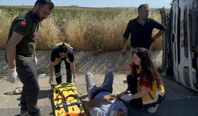 Tekirdağ'da moloz yüklü kamyon devrildi