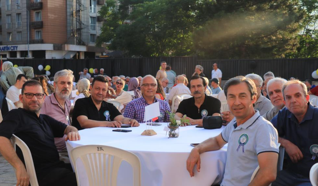 83 yaşındaki öğretmen yıllar sonra öğrencileriyle buluştu
