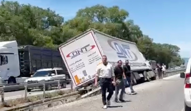 Bursa Karacabey’de ön lastiği patlayan tır refüje girdi