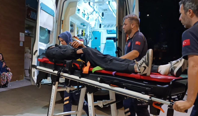 Bursa İnegöl'de kavşakta korkutan kaza: Motosikletli genç yere savruldu