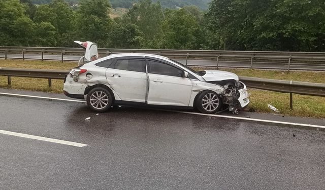 Bursa İnegöl'de otomobil bariyerlere saplandı: 3 yaralı