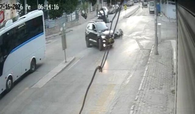 Otomobilin motosiklete çarpıp kaçtığı kaza kameraya yansıdı