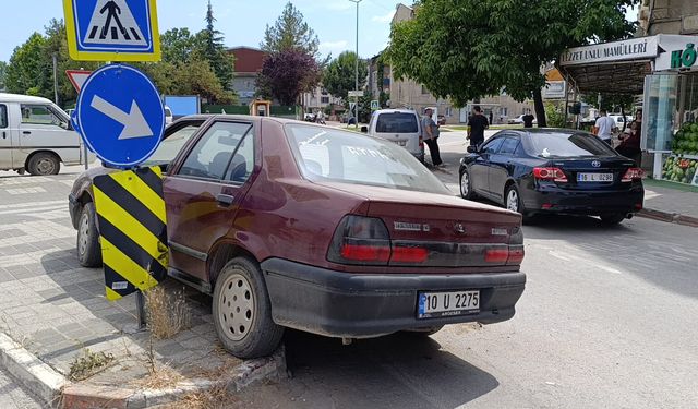 Bursa İnegöl'de arkadan çarpan otomobil refüje çıktı!