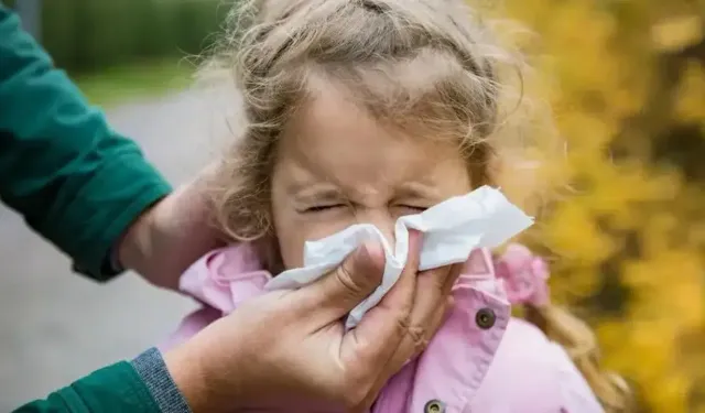 Her 5 çocuktan birini etkiliyor: Geçmeyen burun akıntısına dikkat!