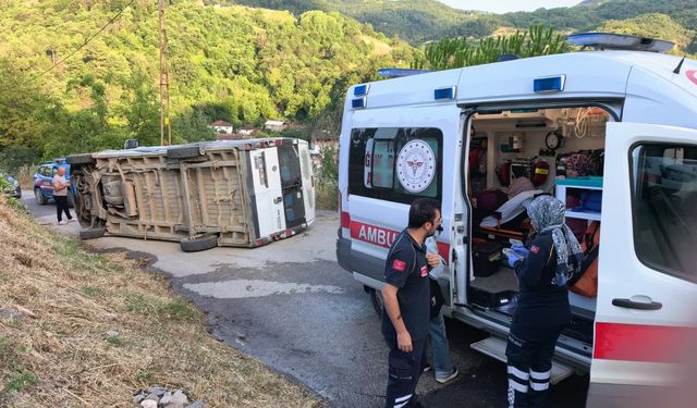 Bursa İnegöl'de minibüs devrildi!