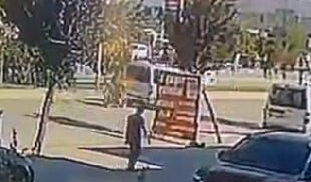 Bursa İnegöl'de motosiklet ve ticari aracın çarpışma anı kamerada!