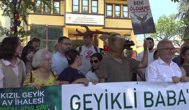 Bursa'da kızıl geyik av ihalesine geyik kostümlü protesto