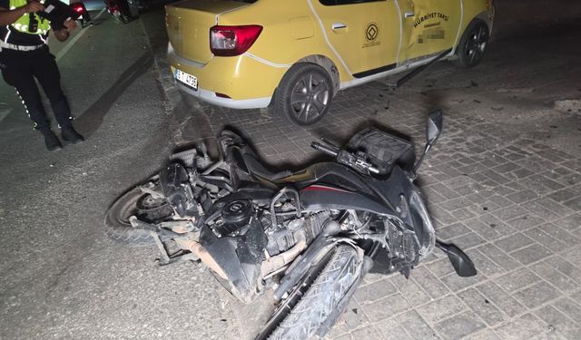 Bursa Orhangazi'de motosiklet otomobile çarptı: Sürücü yoğun bakımda