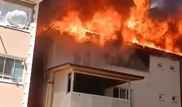 Bursa Osmangazi'de 3 katlı binanın çatısı alevlere teslim oldu