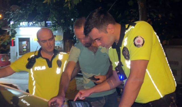Bursa'da bisikletiyle polislerin yanına geldi, 20 kat alkollü çıktı, kameraya şarkı söyledi