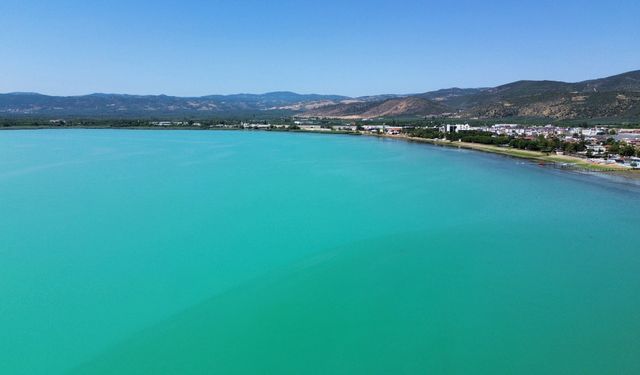 Turkuaza bürünen İznik Gölü mest etti