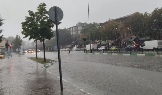 Bursa'da yollar göle döndü, vatandaşlar zor anlar yaşadı