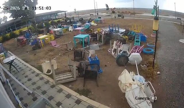 Bursa Karacabey'de fırtına sahili süpürdü, kafenin masaları yer değiştirdi