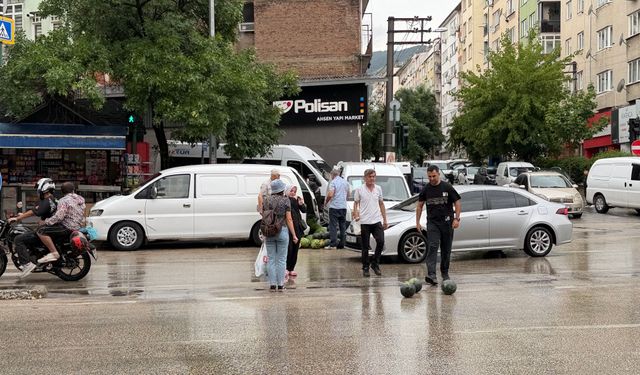 Bursa'da kamyonetin arka kapağı açılınca karpuzlar yola saçıldı