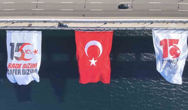 15 Temmuz'un 10'uncu yılı anısına Çanakkale Köprüsü'nde Türk bayrağı dalgalandırıldı