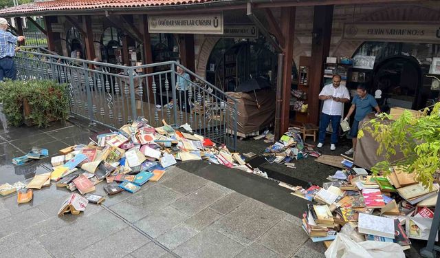 Üsküdar Sahaflar Çarşısı'nı su bastı: Yüzlerce kitap kullanılamaz hale geldi