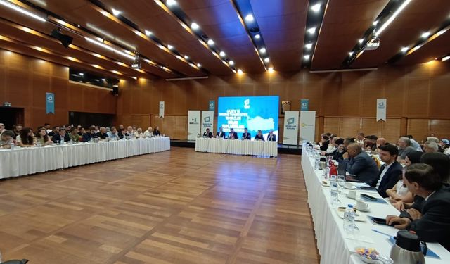 Bursa'da kritik basın zirvesi! Yerel medyanın geleceği masaya yatırıldı