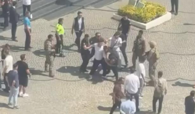 Bursa'da adliye önünde ortalık savaş alanına döndü: Masa ve sandalyeler havada uçuştu