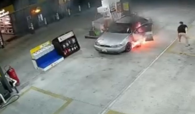 Yakıt almaya geldi, aracı alev topuna döndü