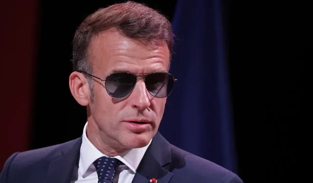 Macron’un mavi gözlüklerinin gizemi ortaya çıktı! Meğer gözünü korumuyormuş
