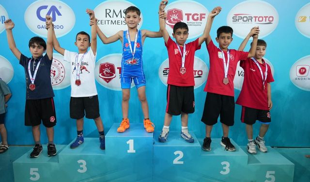 İnegöl'ün minik pehlivanları Türkiye'yi salladı