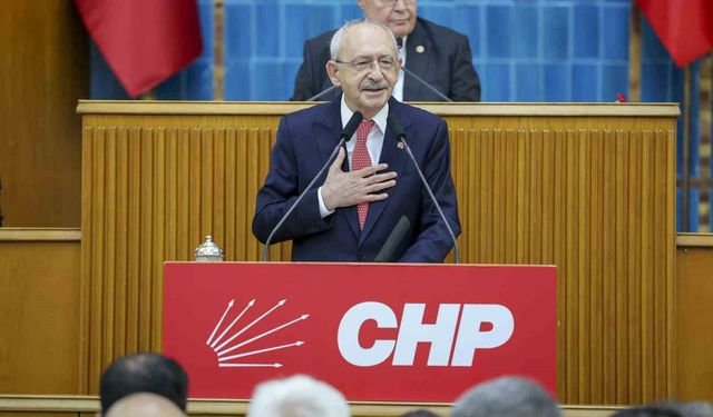 Üzerine güller atıldı! Kemal Kılıçdaroğlu 3 yıl sonra yeniden kürsüye çıktı