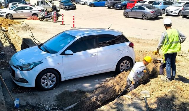 Bursa Osmangazi'de araç sahibine ulaşılamayınca otomobilin etrafını kazdılar