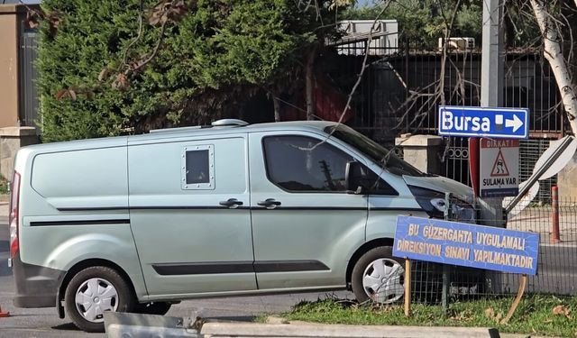 Bursa Mudanya'da zırhlı banka aracı elektrik direğine çarptı
