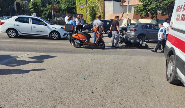 Bursa'da motosiklet ambulansa çarptı: 1 yaralı!