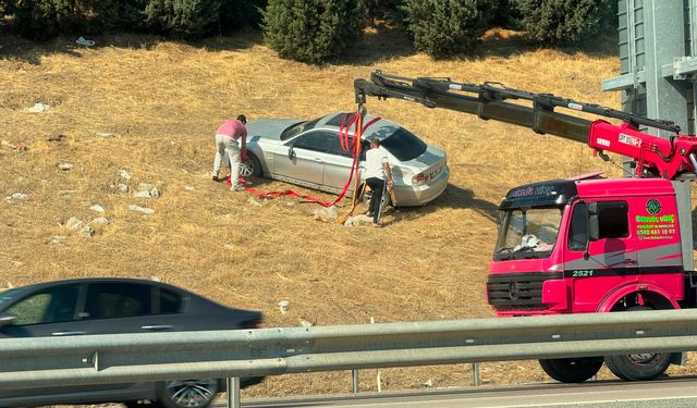 Bursa'da otomobil bariyerleri aşarak tarlaya uçtu!
