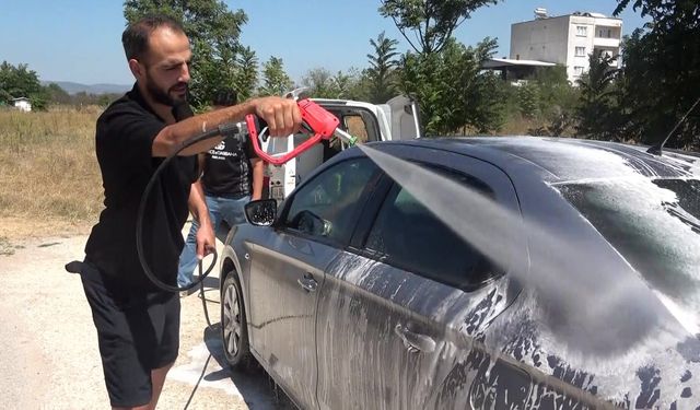 Bursa'da yüzleri gülümseten iyilik! Sokakta gördüğü kirli araçları habersizce yıkıyor