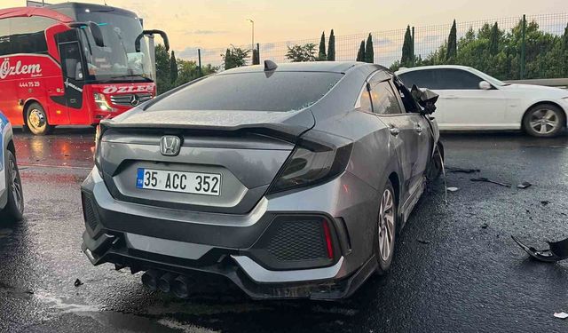 Bahçelievler E5'te kazaya karışan otomobil alev alev yandı