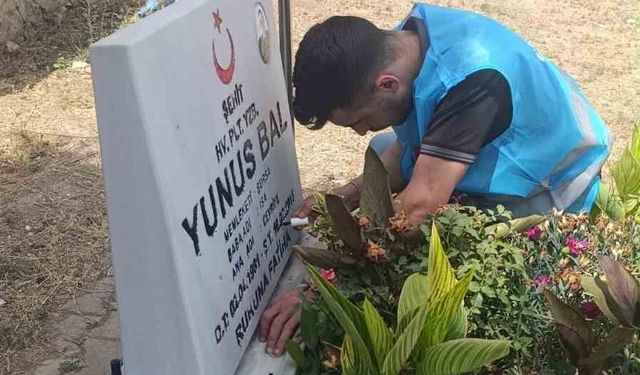 Bursalı gençler şehitliği temizlediler